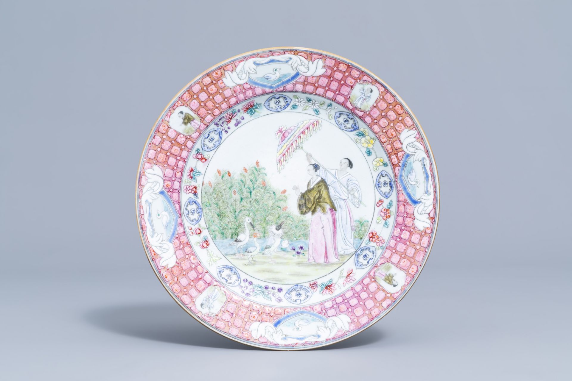 A Chinese famille rose plate with 'Dames au Parasol' after Cornelis Pronk, 19th/20th C.