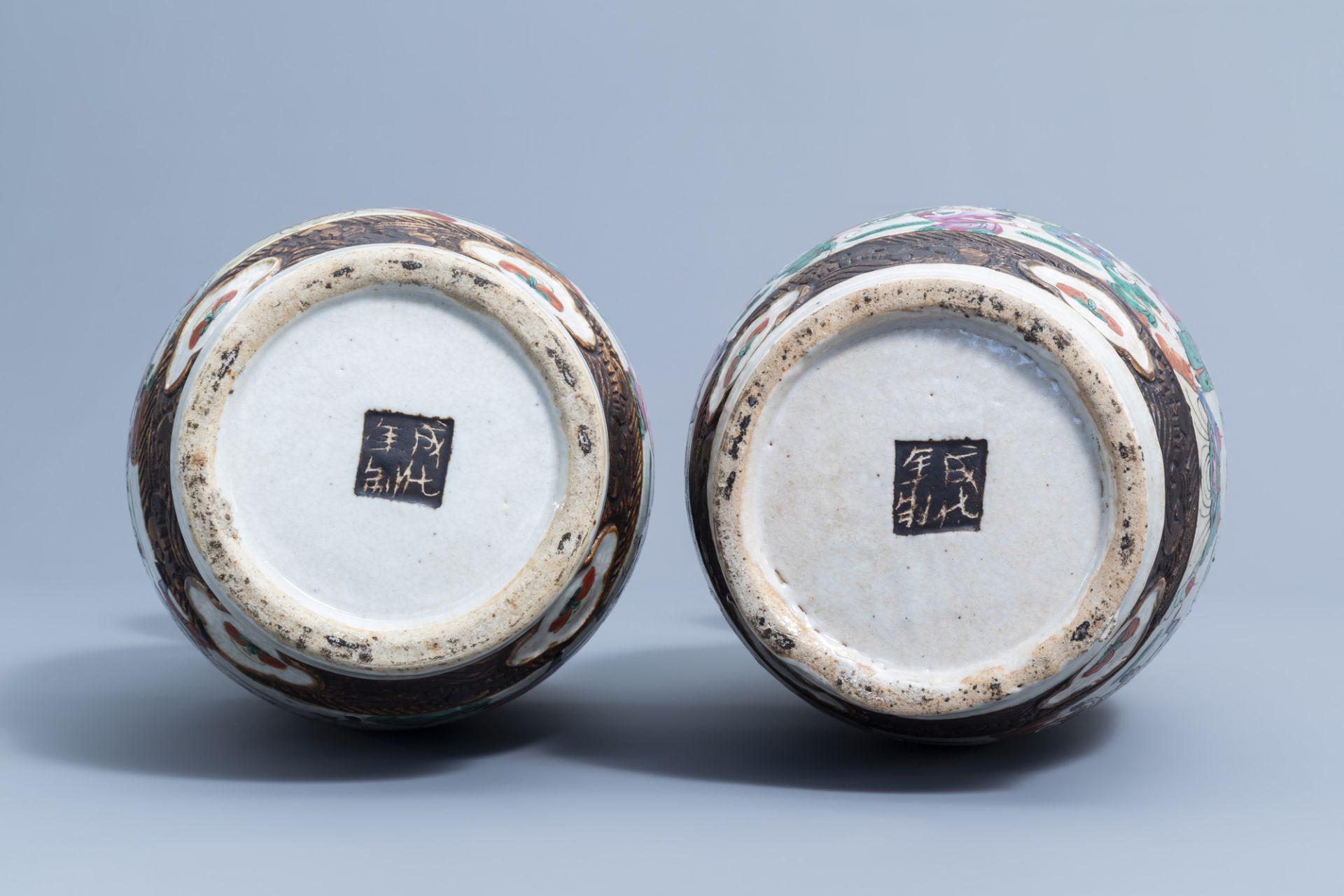 A pair of Chinese Nanking crackle glazed famille rose 'warrior' vases, 19th/20th C. - Image 6 of 6