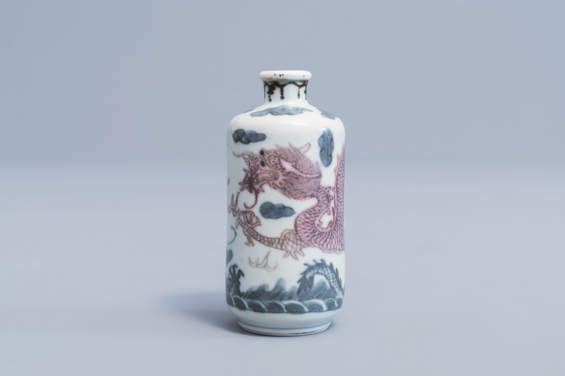 A Chinese blue, white and underglaze red 'dragons' snuff bottle, Yongle mark, 19th/20th C. - Image 2 of 7