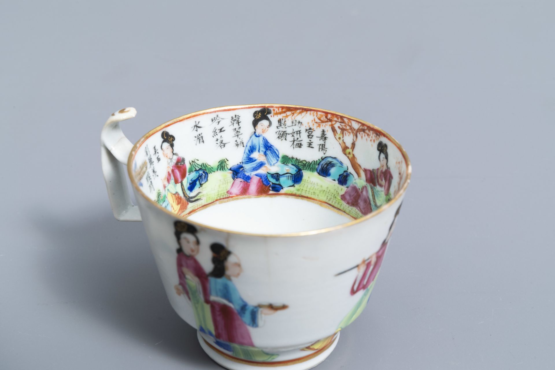 A Chinese Imari style charger with floral design and two famille rose saucers and a cup, 18th/19th C - Image 12 of 14