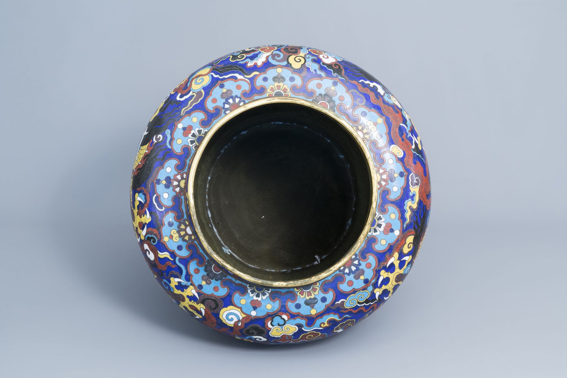 A large Chinese cloisonne 'dragons' jar and cover, 20th C. - Image 6 of 9