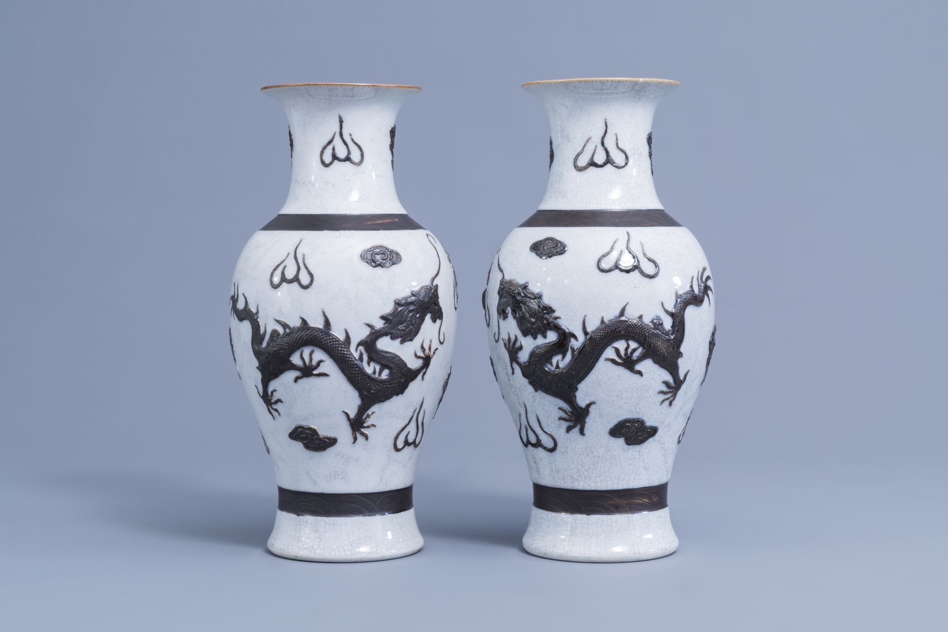 A pair of Chinese Nanking crackle 'dragon' vases & a pair of famille rose hat stands, 19th/20th C. - Image 9 of 13