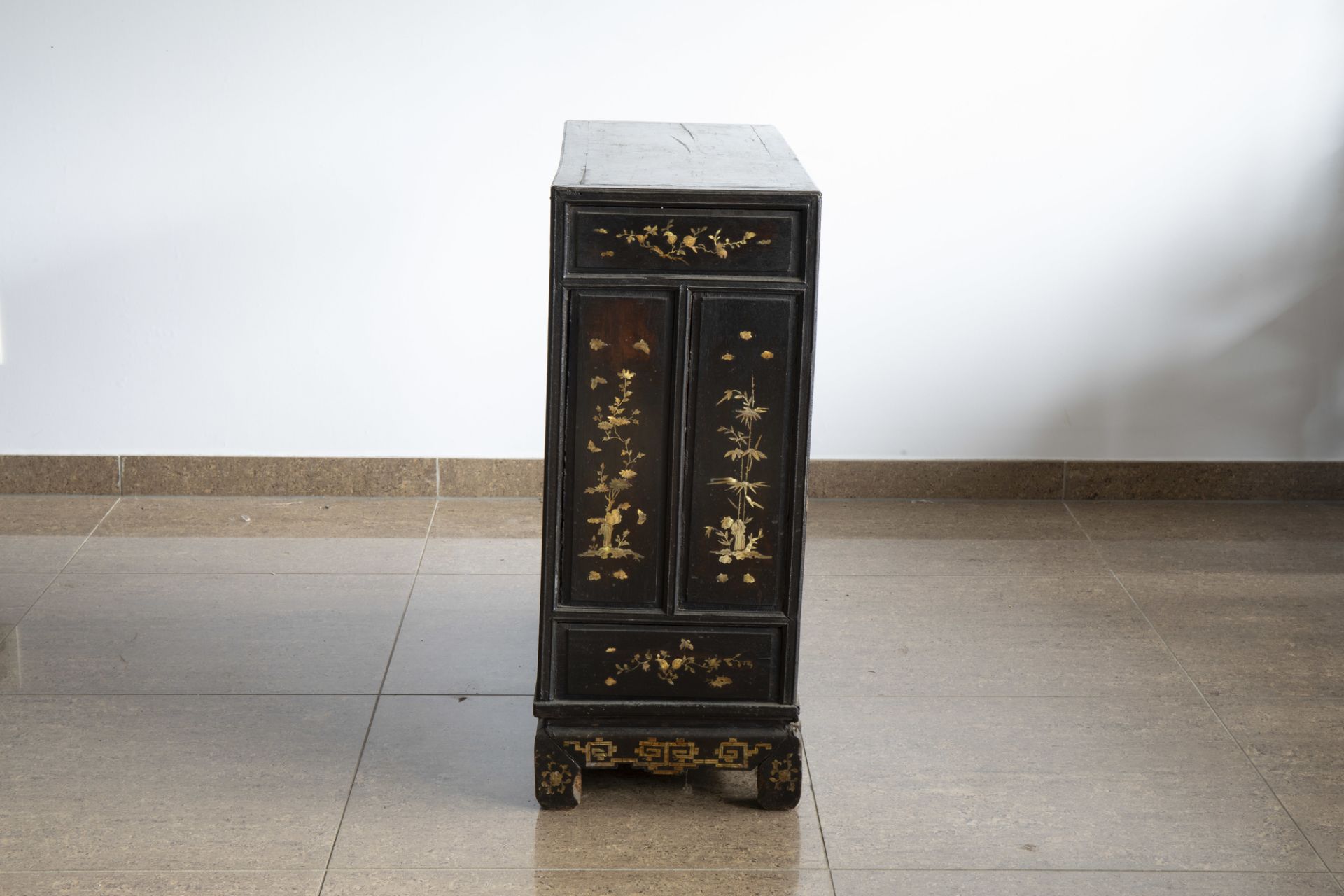 A Vietnamese mother-of-pearl inlaid wooden two-door cabinet with figures in a palace garden and flor - Image 4 of 8