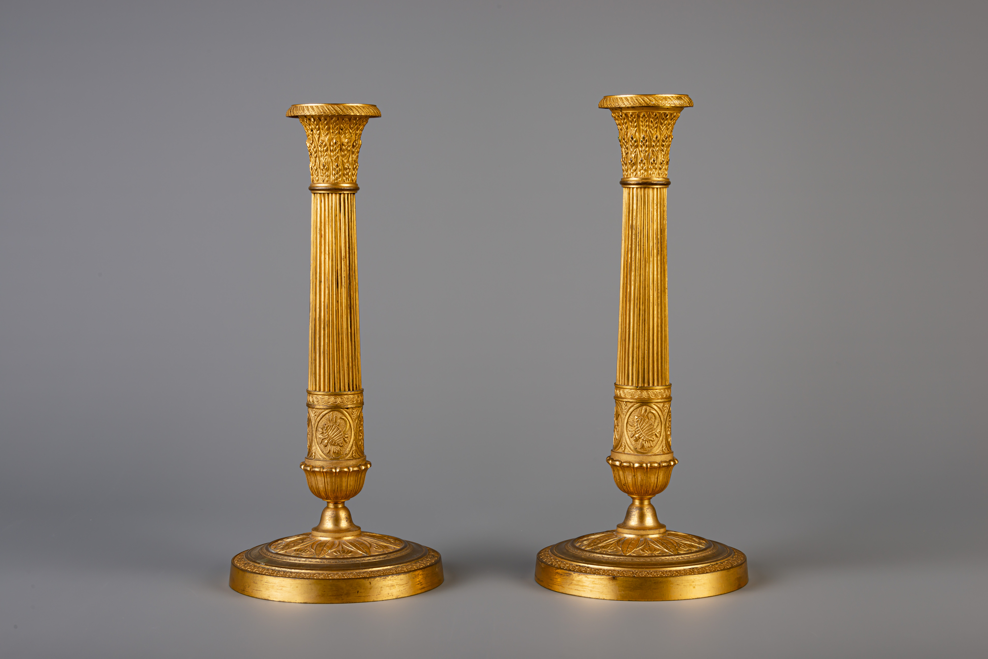 A pair of French Neoclassical gilt bronze candlesticks, 19th C. - Image 4 of 7
