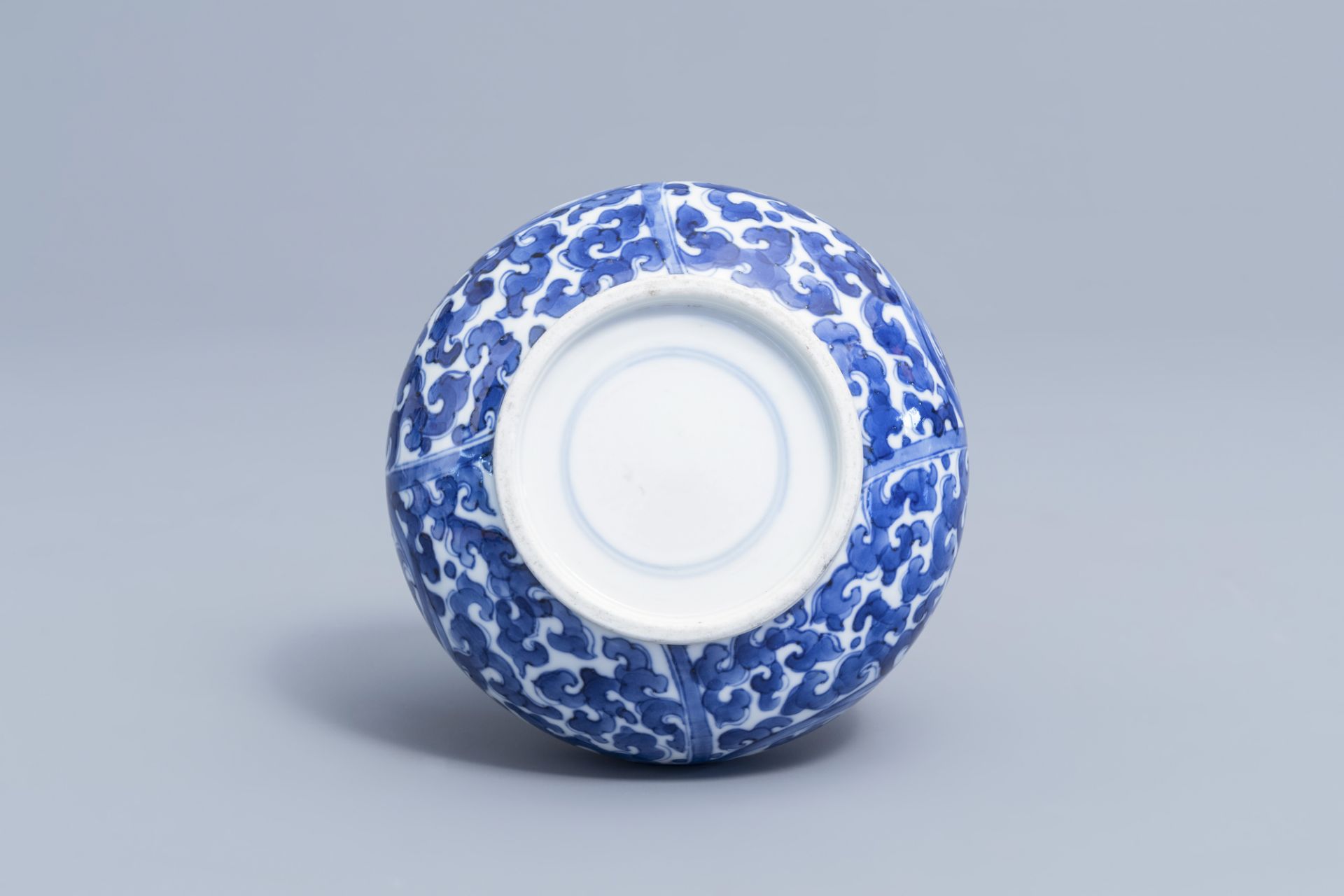 A Chinese blue and white 'lotus scroll' bottle vase, Wanli mark, 19th C. - Image 5 of 6