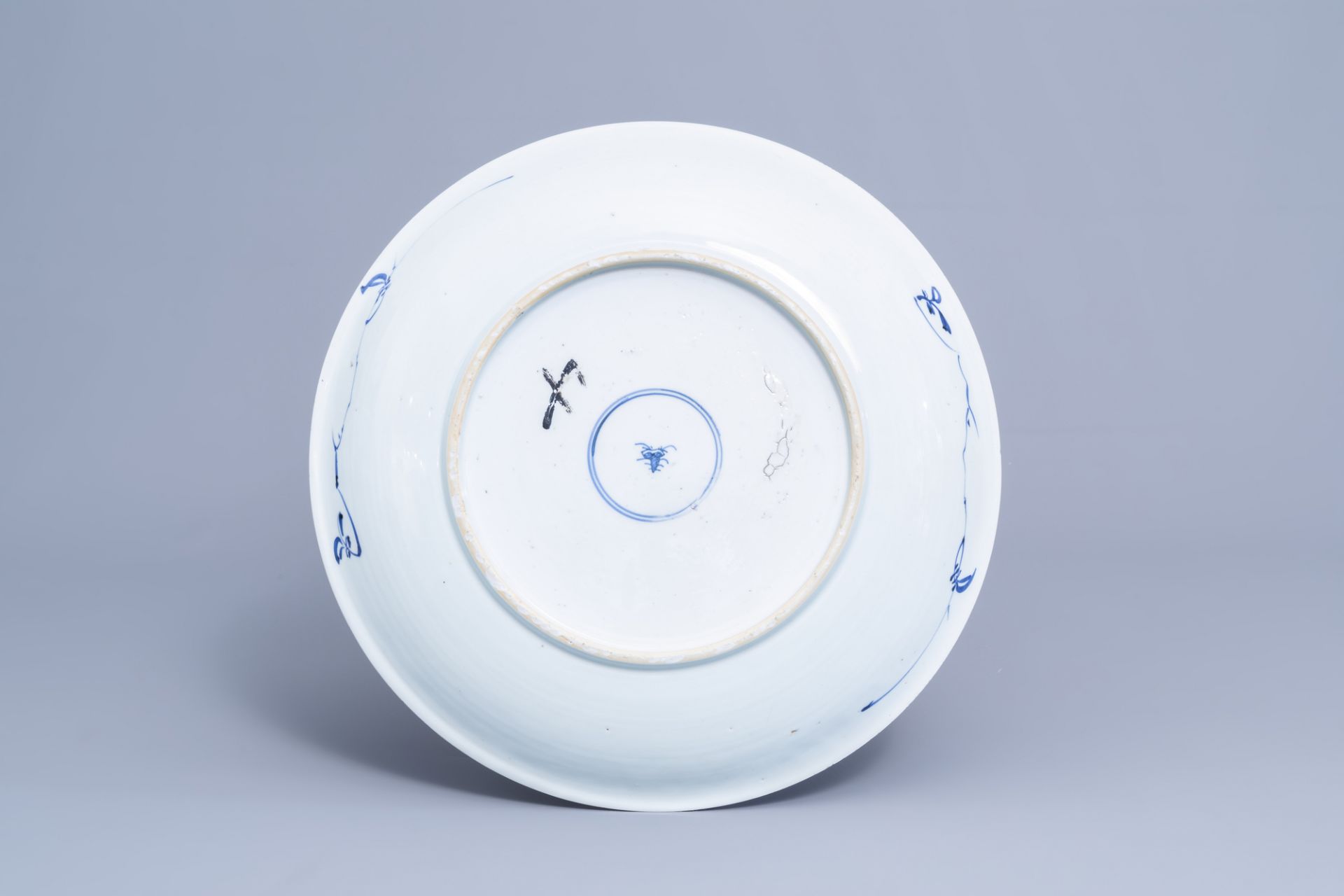 A Chinese blue and white charger with floral design, Kangxi - Image 2 of 2