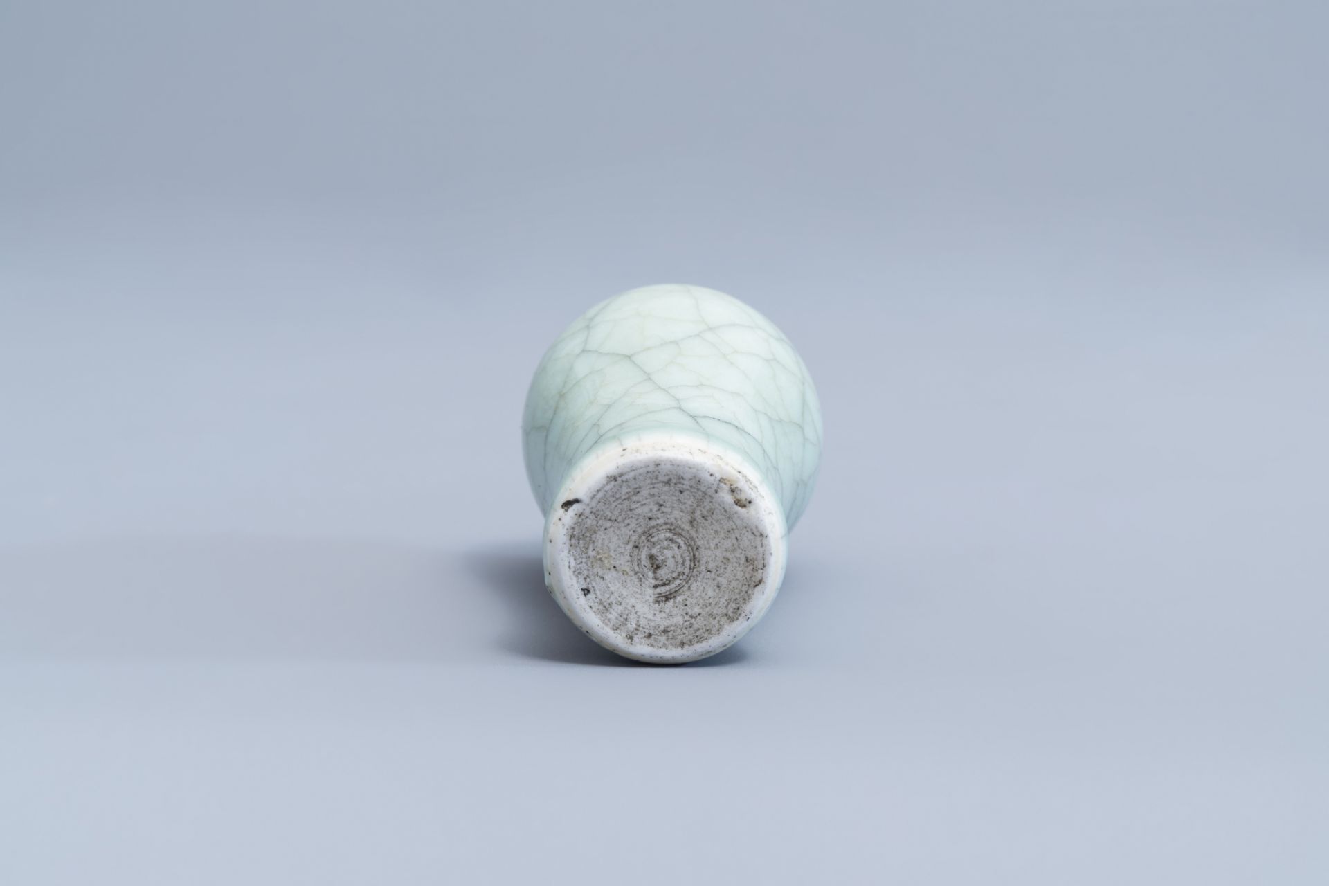 A Chinese celadon crackled glazed snuff bottle with ivory stopper, 19th/20th C. - Image 7 of 8