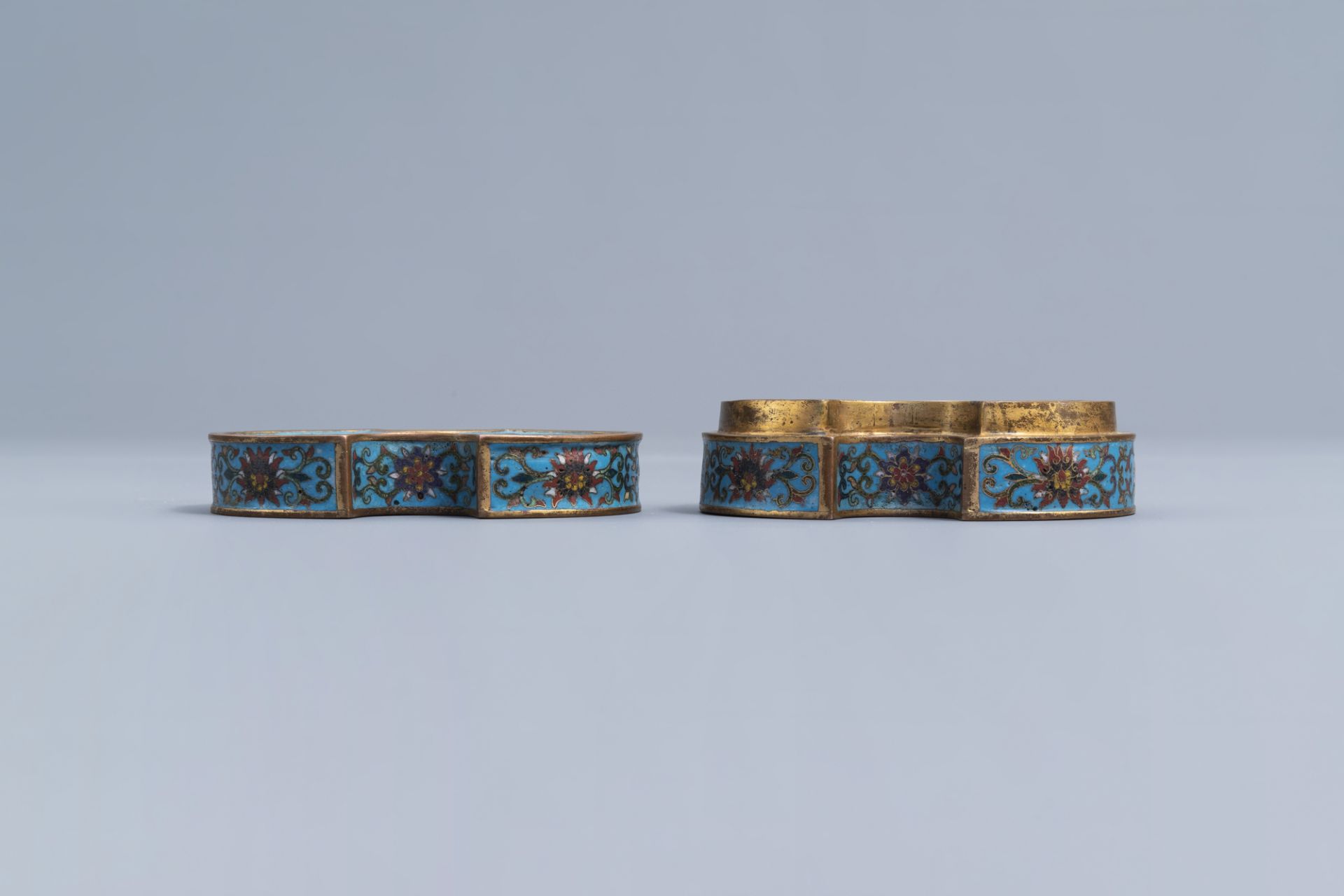 A Chinese cloisonne ingot shaped box and cover with lotus design, Qianlong mark, 19th C. - Image 7 of 9