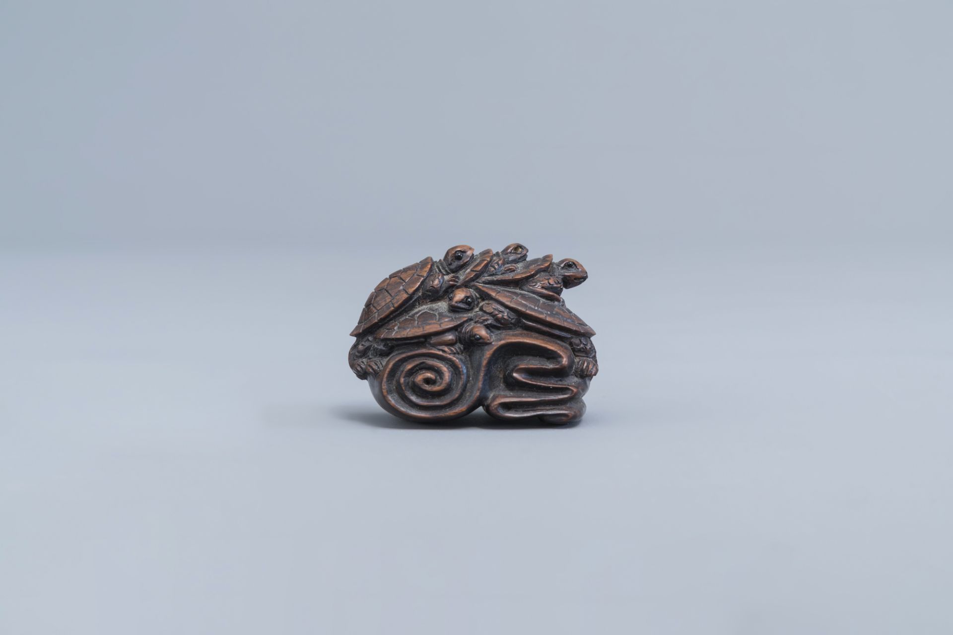 A Japanese wooden 'turtles' netsuke, signed, 20th C. - Image 2 of 7