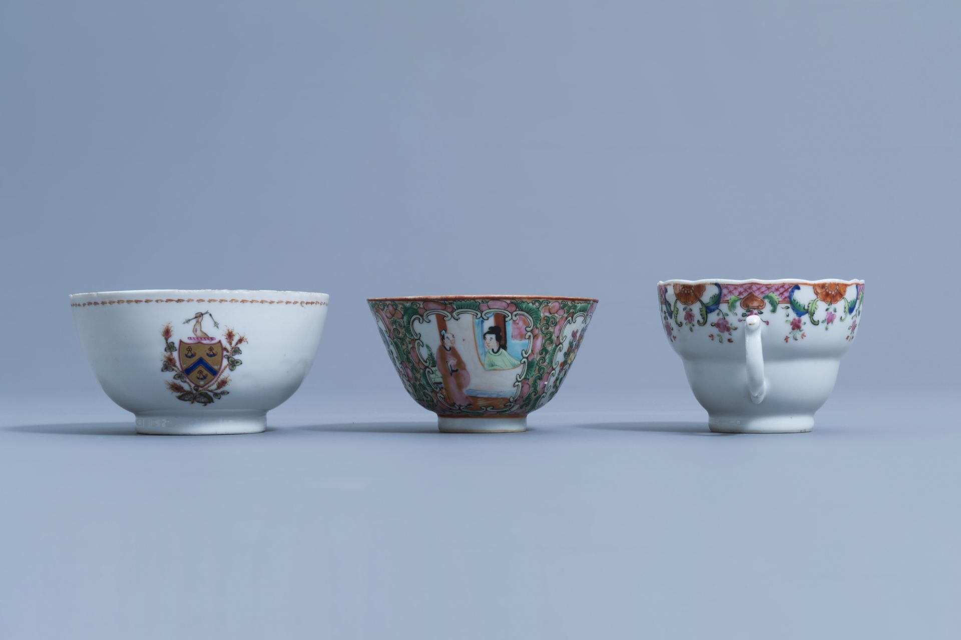 A varied collection of Chinese famille rose, verte, blue & white porcelain, 18th C. & later - Image 27 of 36