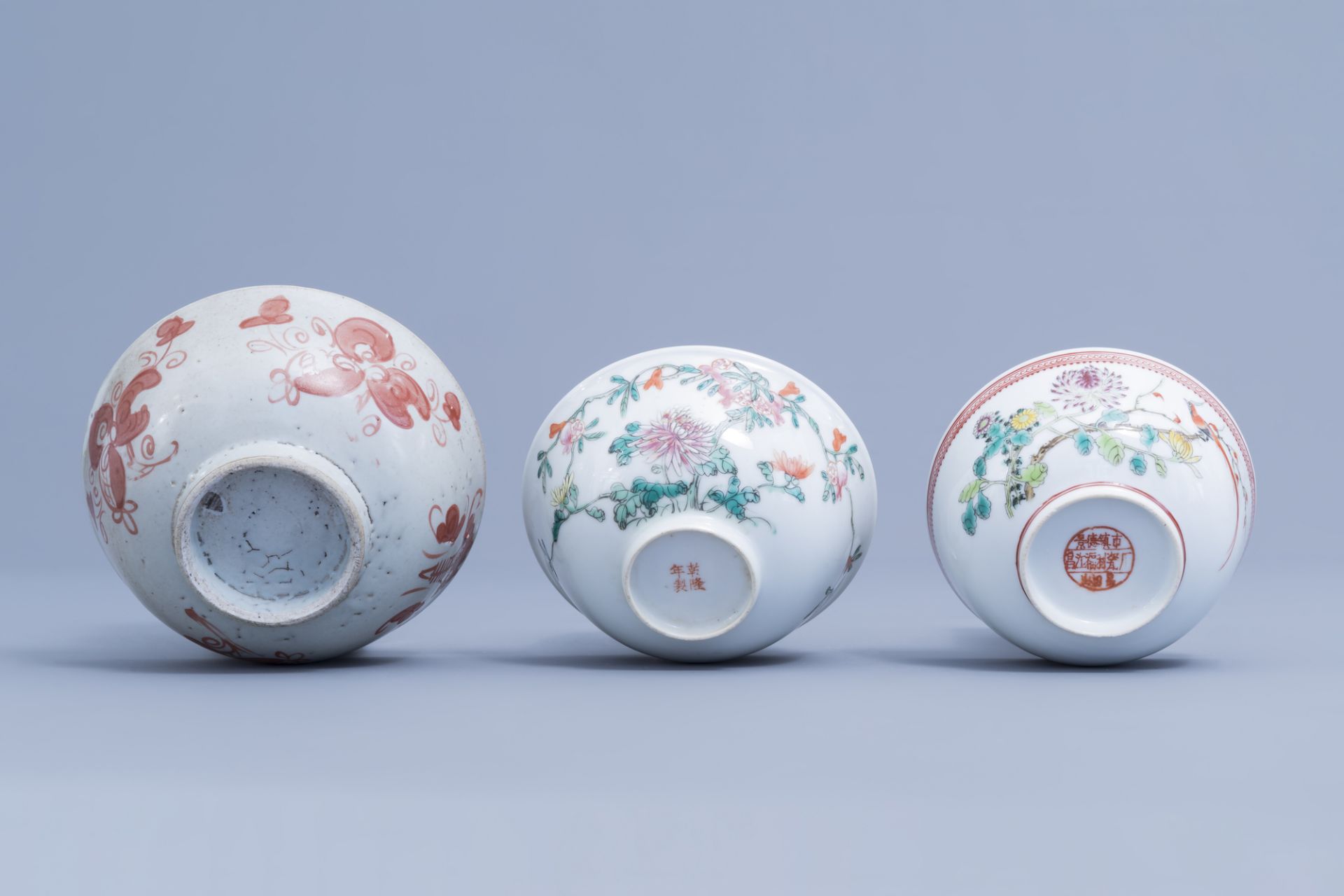 A varied collection of Chinese polychrome porcelain, 19th/20th C. - Image 7 of 15