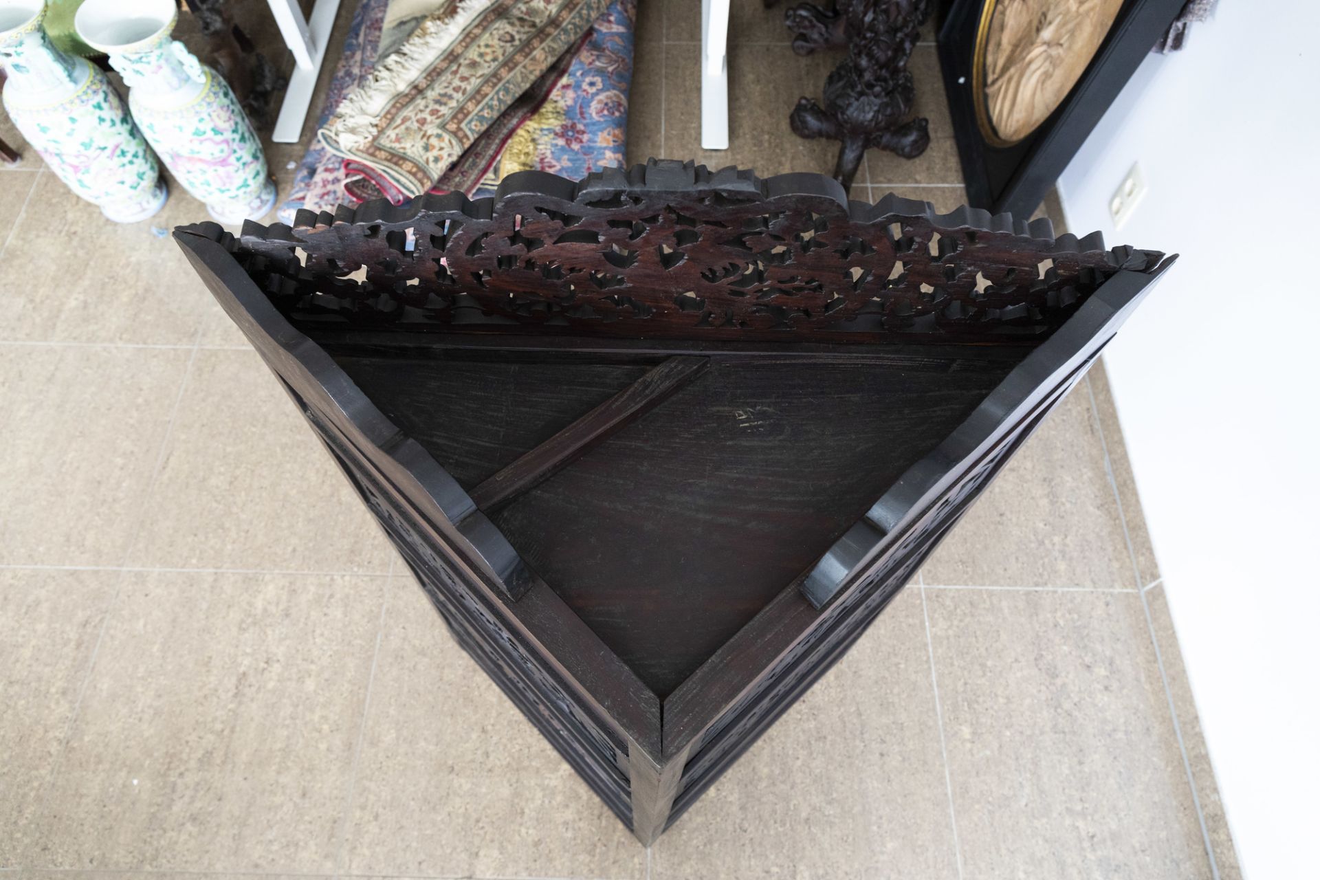 A Chinese carved wooden open worked corner display cabinet with floral design, 19th/20th C. - Image 7 of 7