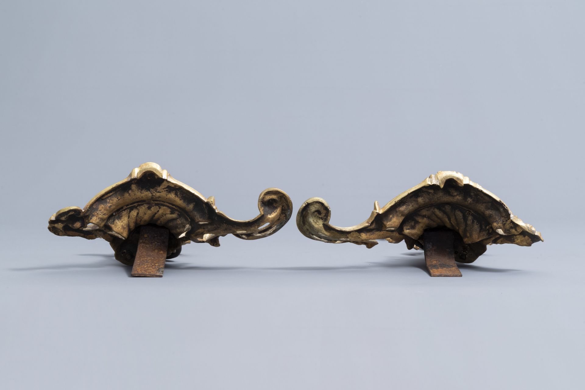A pair of French Louis XV style patinated and gilt bronze andirons with putti, 19th C. - Image 7 of 15