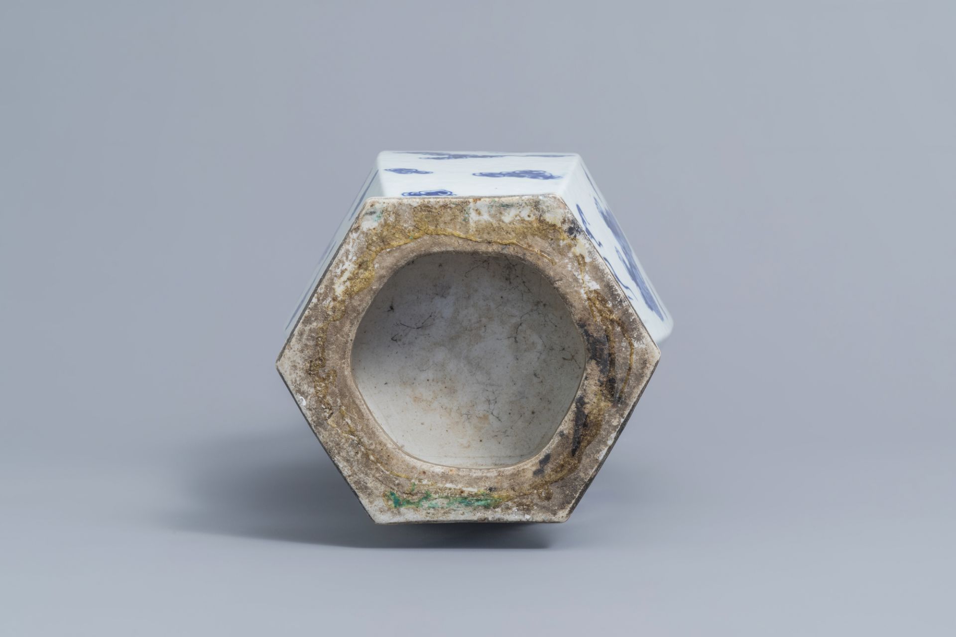 A hexagonal Chinese blue and white 'Buddhist lions' vase, 19th C. - Image 6 of 6