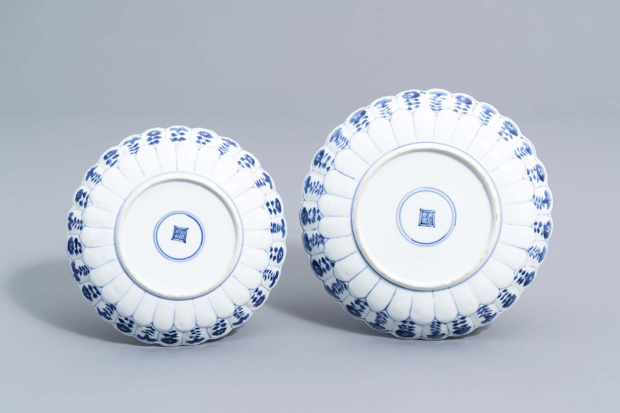 A varied collection of Chinese and Japanese blue, white, famille rose and Imari porcelain and a cloi - Image 5 of 9