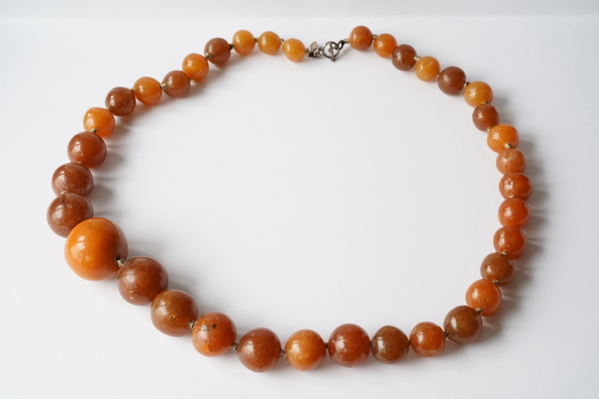 A Chinese necklace with large amber beads, 19th C. - Image 3 of 5