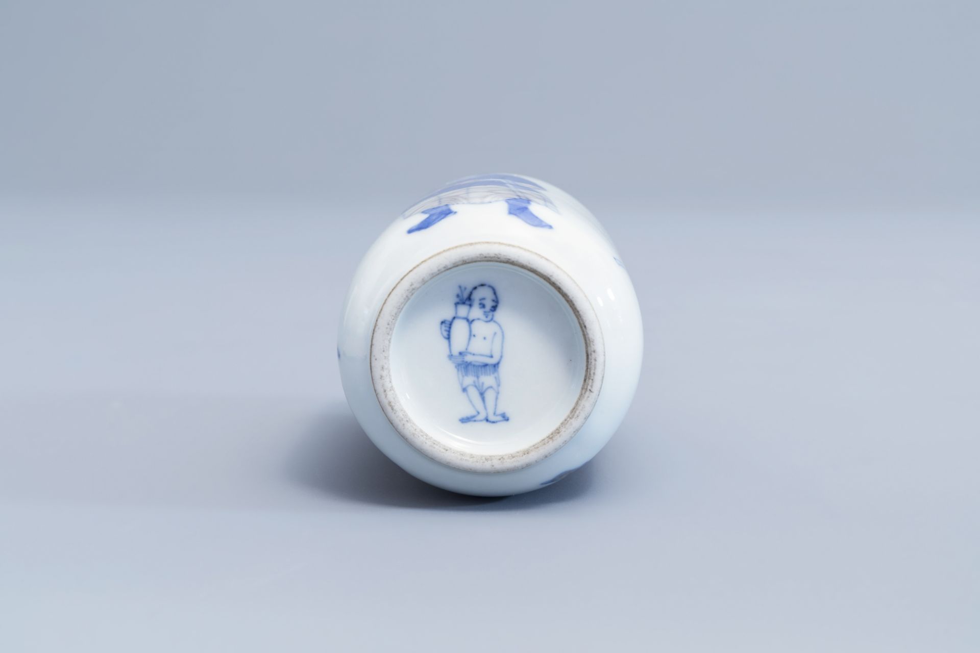 A Chinese blue, white and underglaze red snuff bottle with figures, 19th/20th C. - Image 7 of 7
