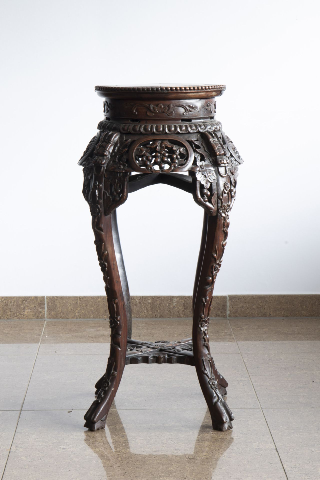 A Chinese carved wood stand with marble top, 19th/20th C. - Image 4 of 7