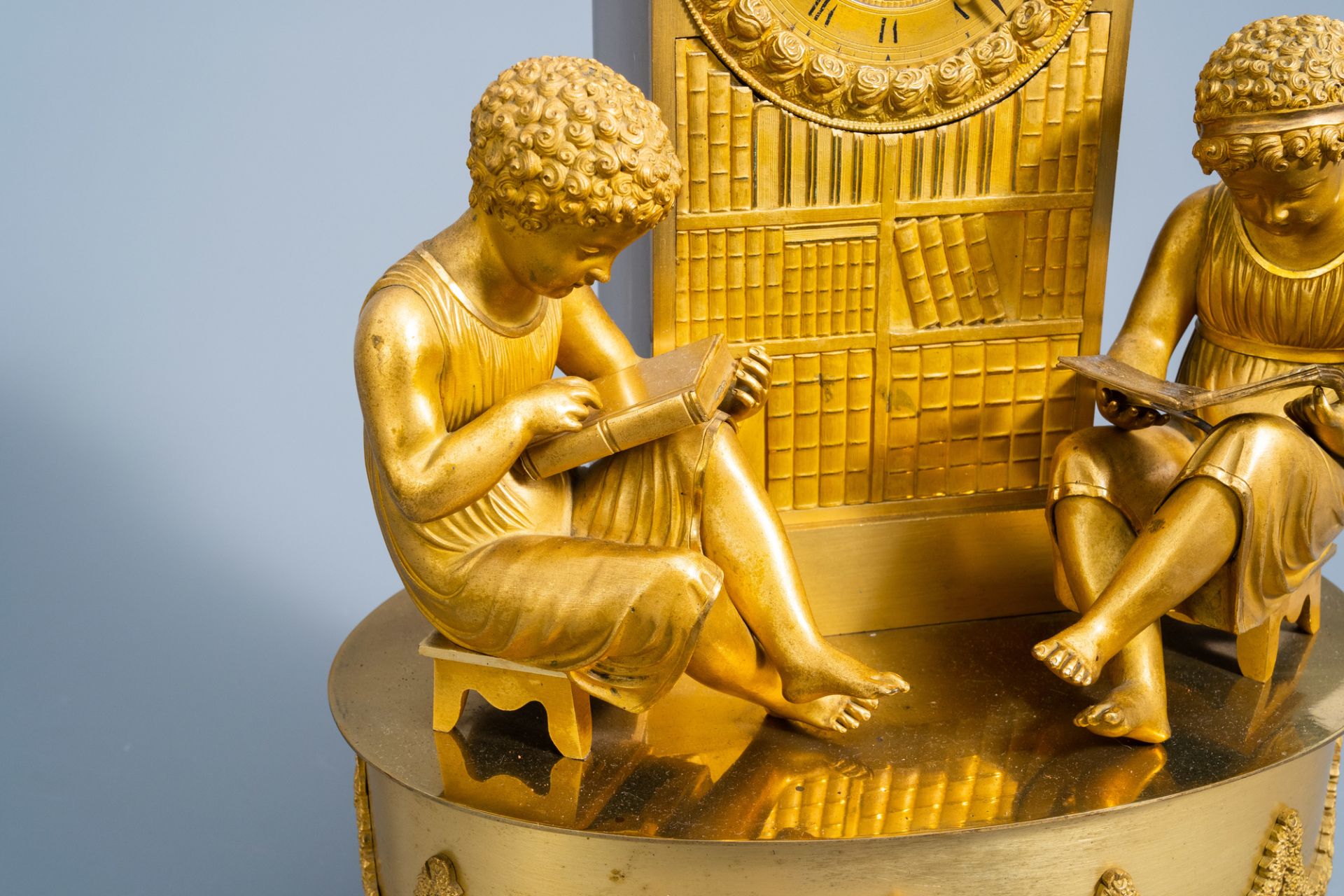 A fine French Empire gilt bronze mantel clock with children reading in a library, 19th C. - Image 11 of 15