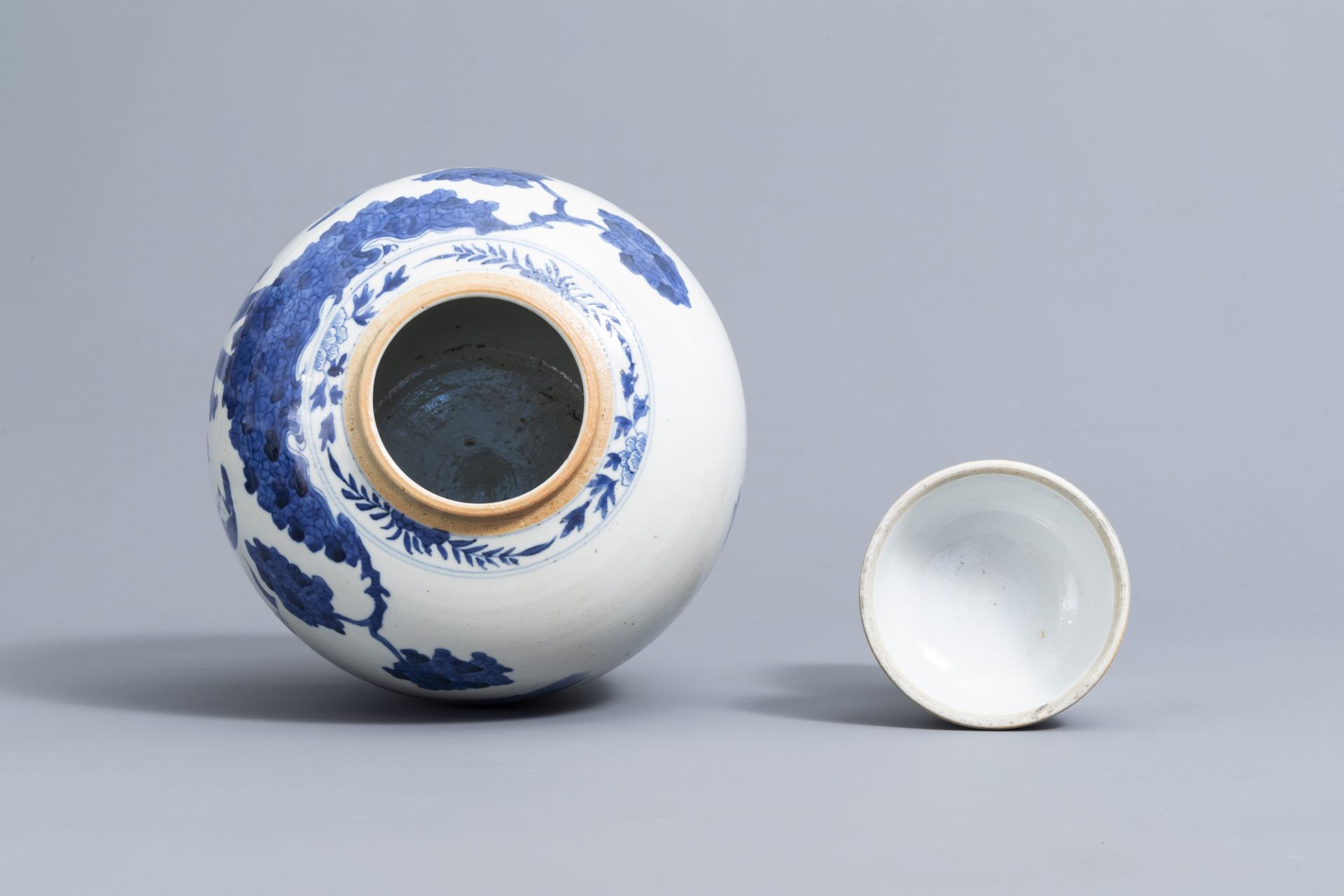 A Chinese blue and white jar and cover with figures on a terrace, Kangxi mark, 19th C. - Image 4 of 6