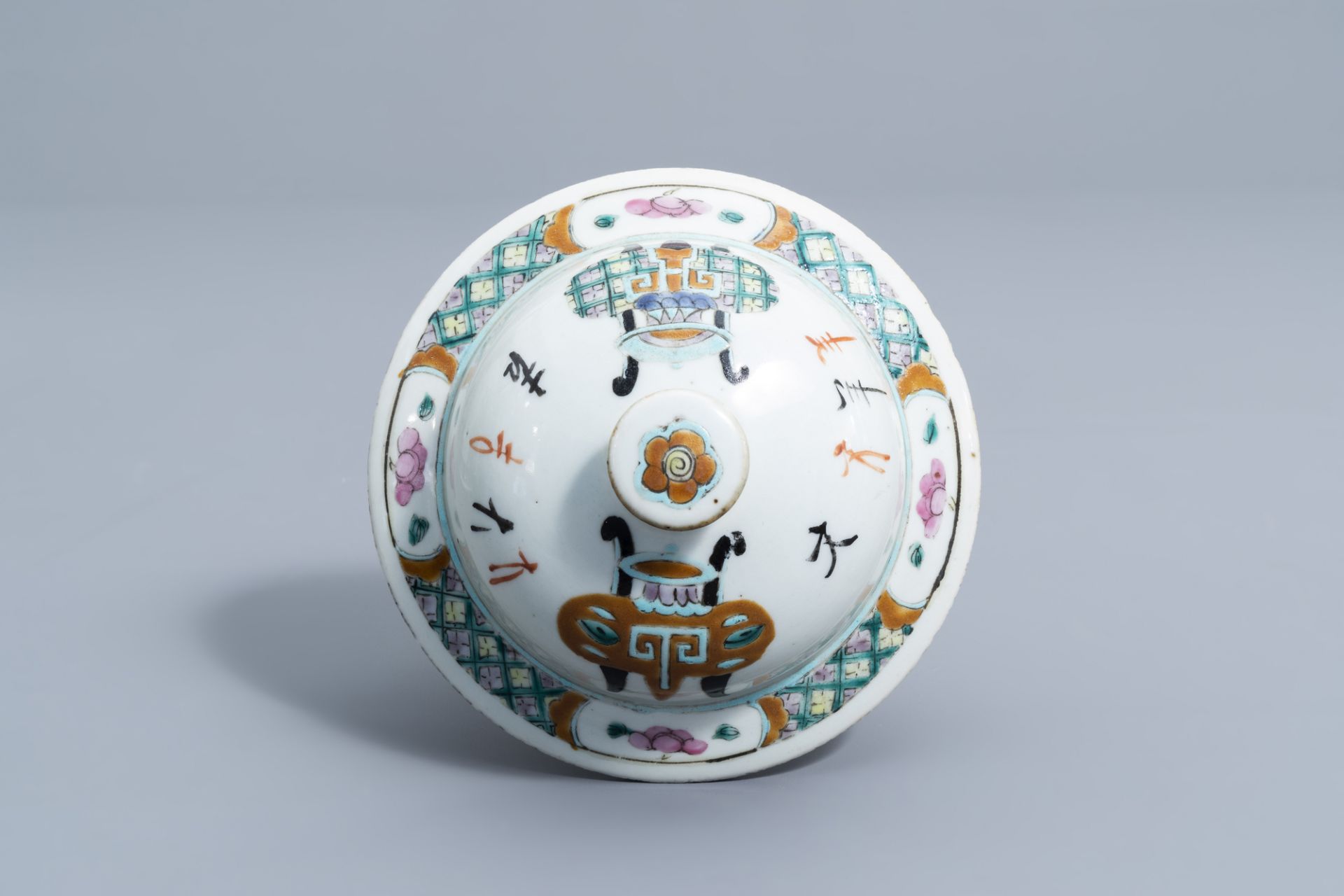 A Chinese famille rose vase and cover with a flower basket and an 'antiquities' vase, 19th C. - Image 7 of 8