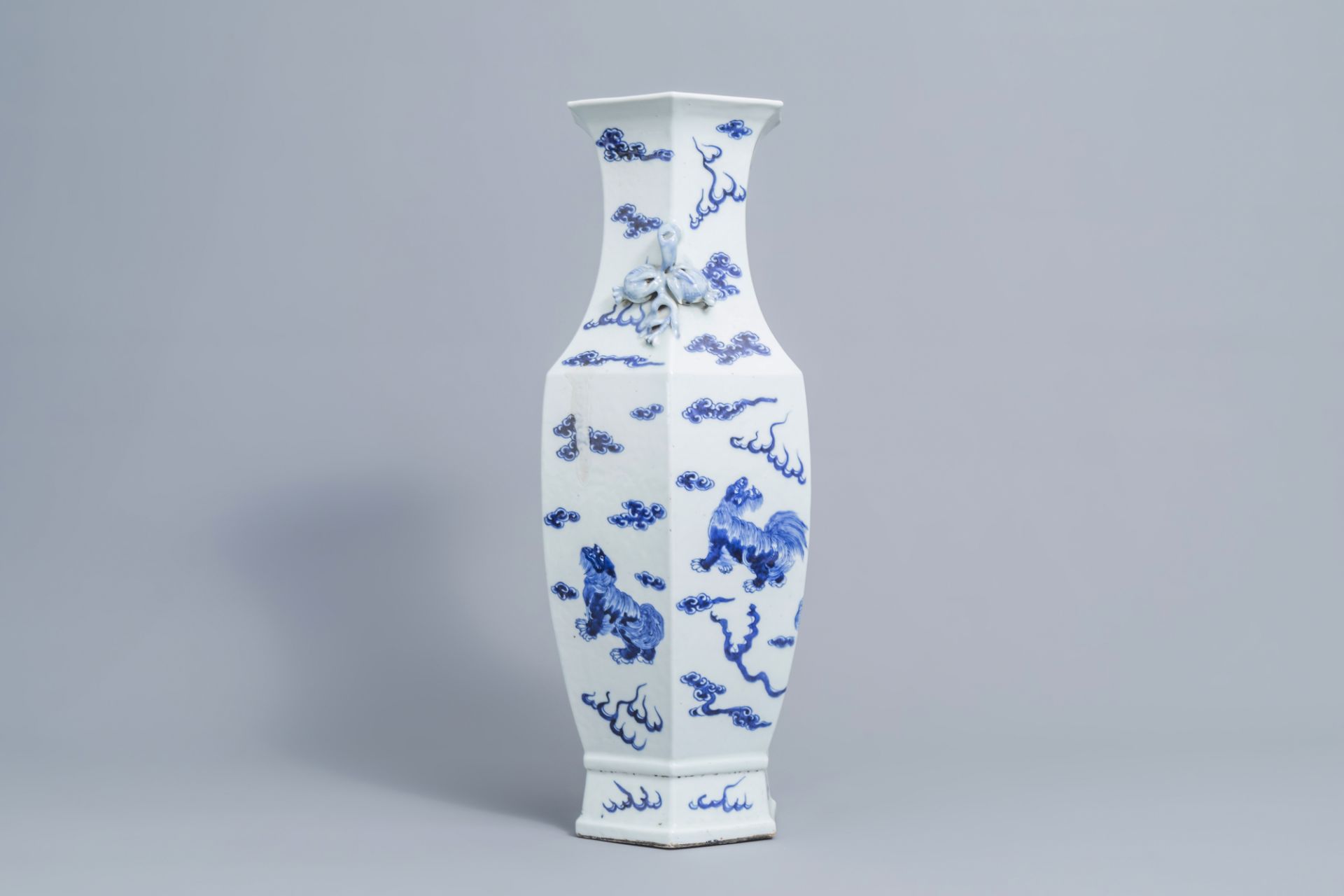A hexagonal Chinese blue and white 'Buddhist lions' vase, 19th C. - Image 4 of 6