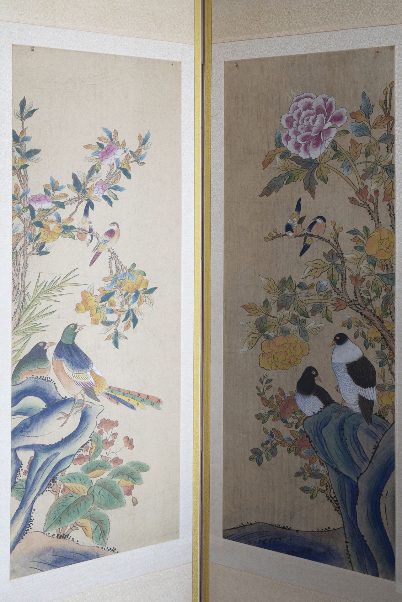 A Chinese six-fold painted silk room divider with birds on blossoming branches, 20th C. - Image 4 of 7