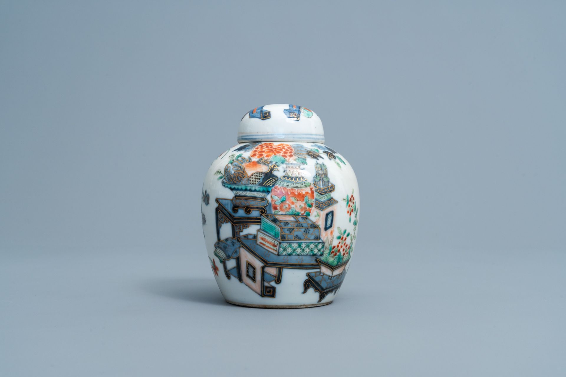 A Chinese doucai 'antiquities' jar and cover, Kangxi mark, 19th C. - Image 2 of 7