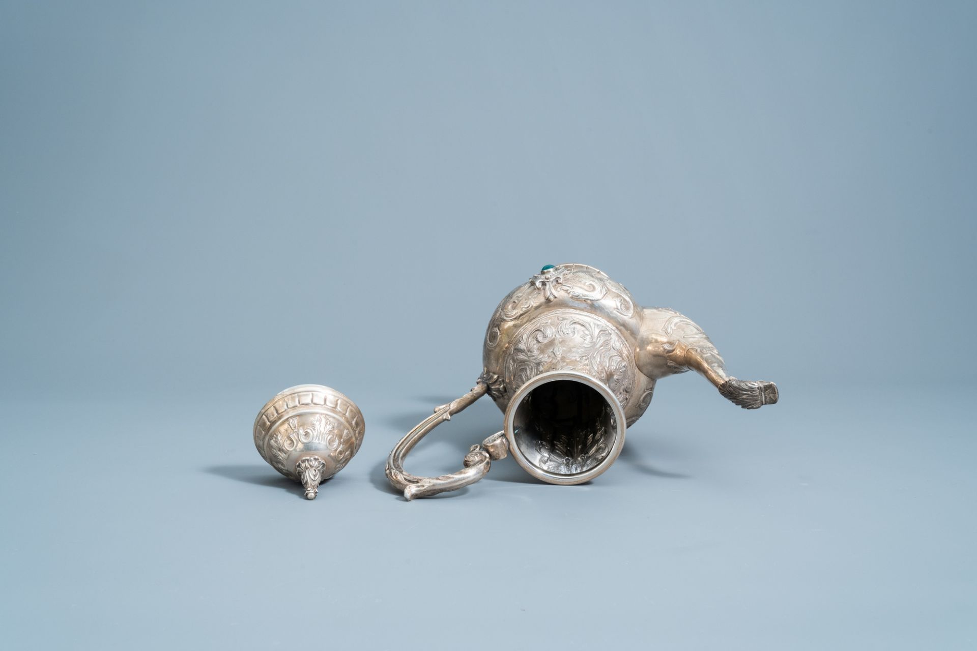 A Spanish inlaid silver Historicism jug with floral design and swans, 20th C. - Image 6 of 17