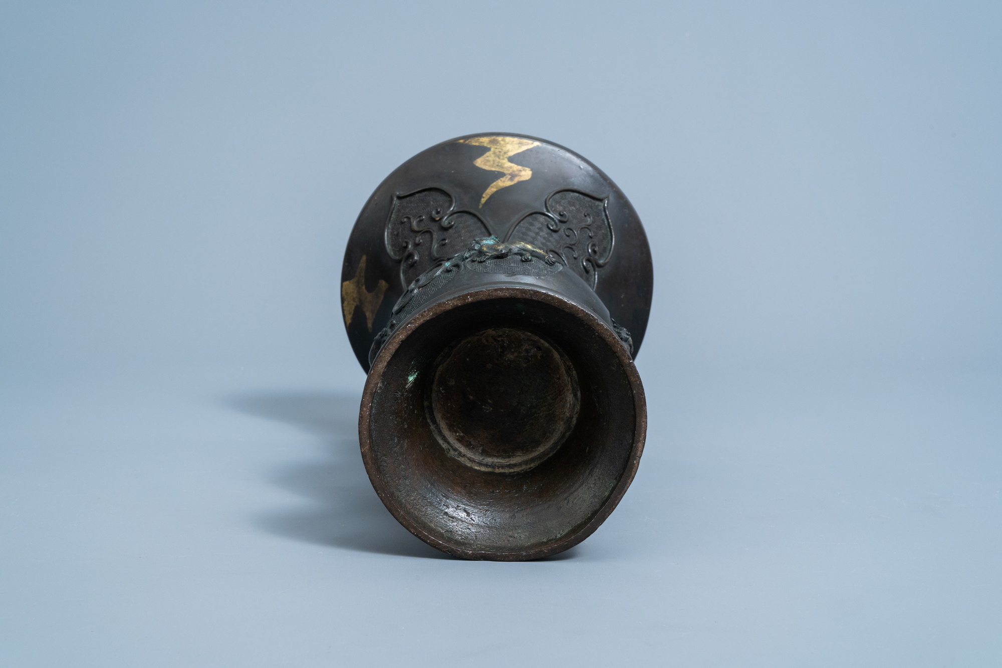 A Japanese parcel-gilt bronze vase, Edo/Meiji, 18th/19th C. - Image 4 of 4