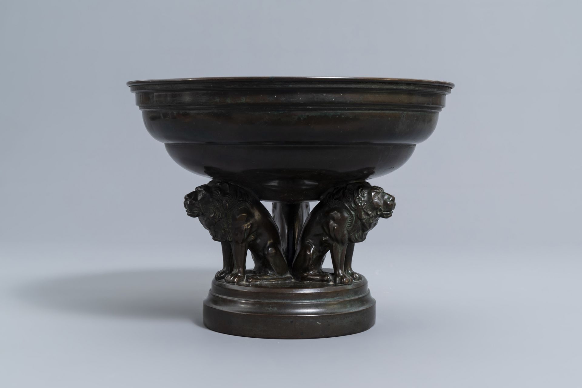 A French bronze and copper bowl resting on three lions, 19th/20th C - Image 5 of 7