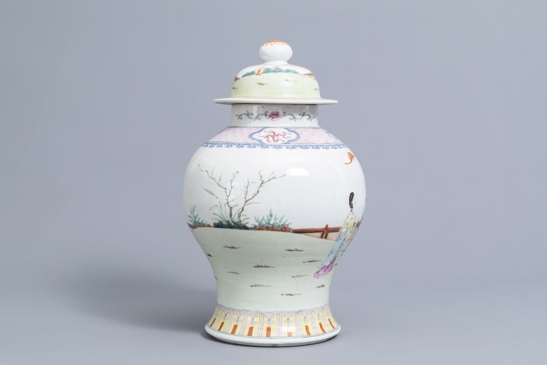 A Chinese famille rose vase and cover with figures on a terrace, 19th/20th C. - Image 3 of 6