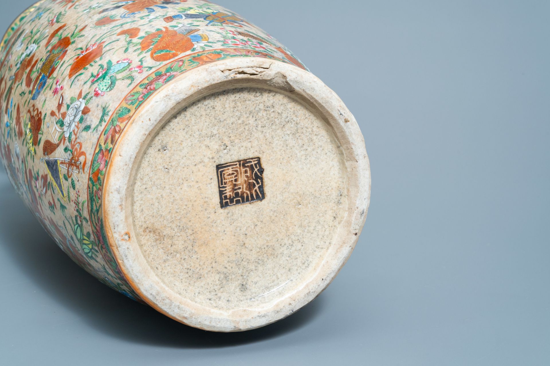 A Chinese Nanking crackle glazed famille rose 'antiquities' vase, 19th C. - Image 6 of 6