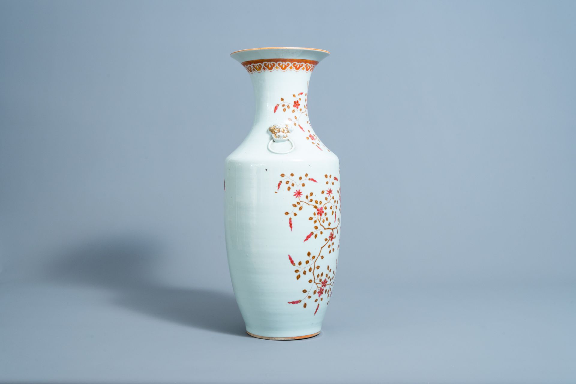 A Chinese famille rose vase with floral design, 19th C. - Image 4 of 6