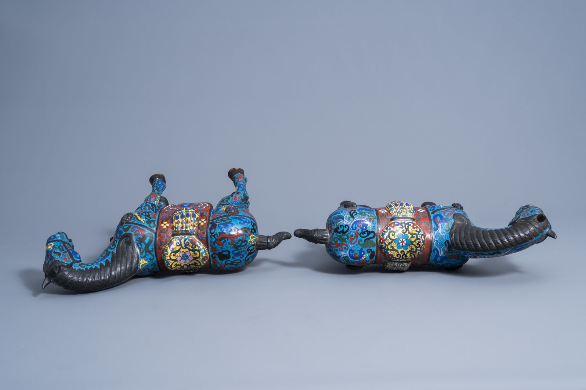 A pair of Chinese cloisonne horses on wooden bases, 20th C. - Image 6 of 9