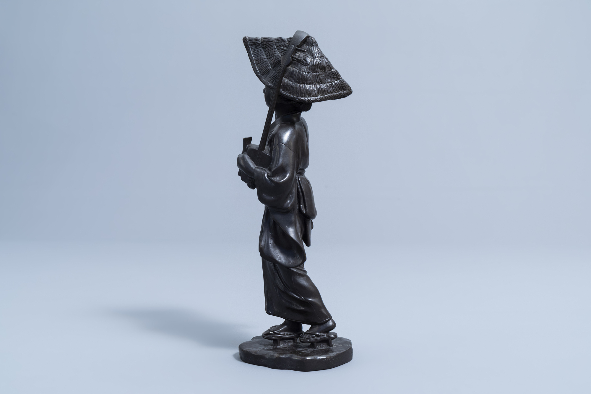 A Japanese bronze okimono of a musician, signed Seiya Saku, Meiji, 19th C. - Image 5 of 10