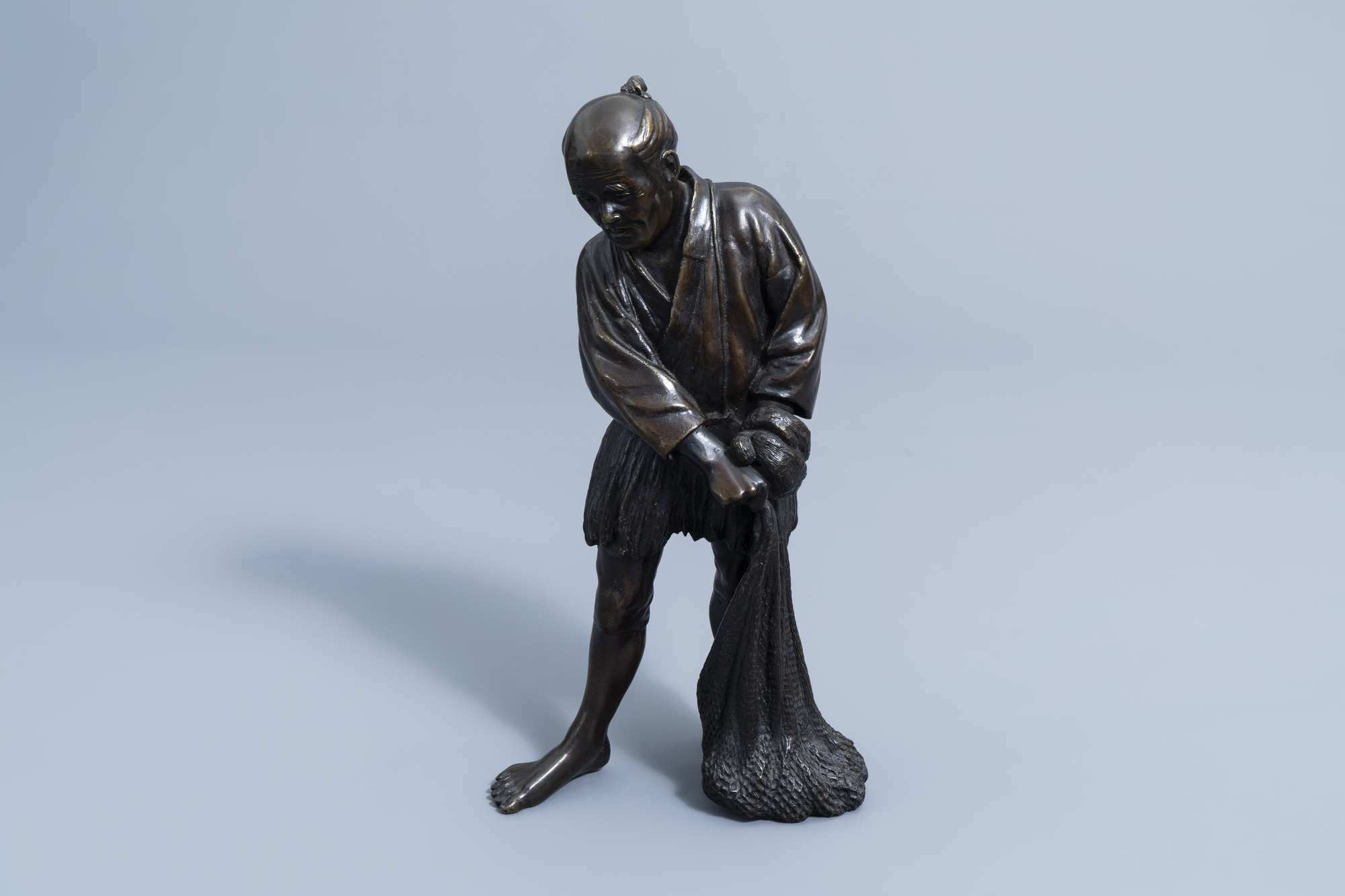 A Japanese bronze okimono of a fisherman, Meiji, 19th C. - Image 2 of 8