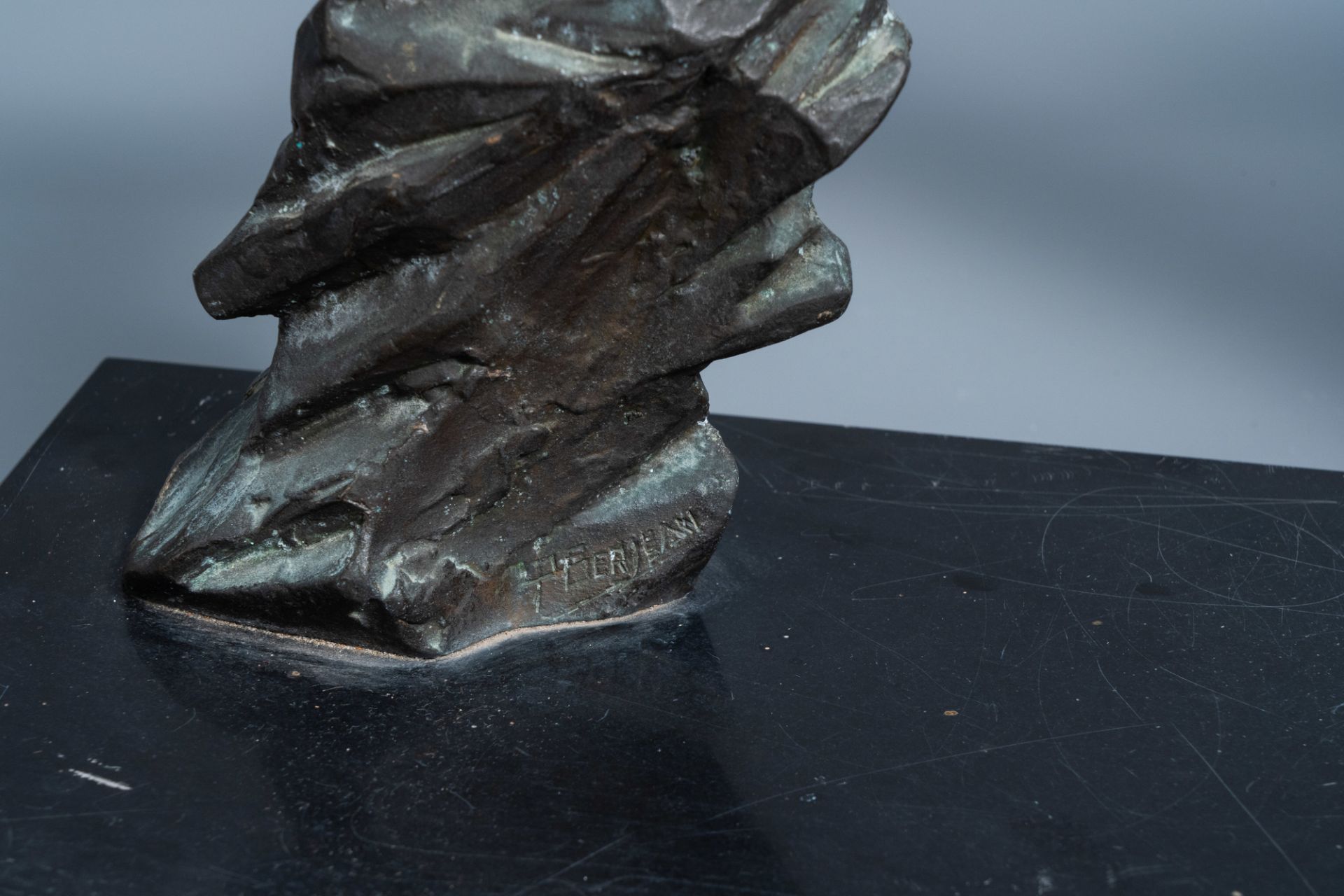 P. Berjean (20th C.): The hunter, patinated bronze on a black marble base - Image 3 of 3