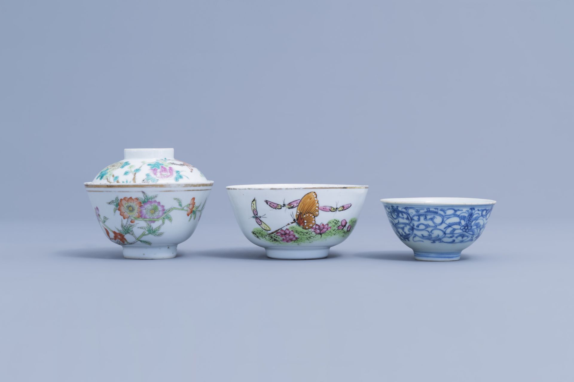 A varied collection of Chinese polychrome porcelain, 19th/20th C. - Image 8 of 15