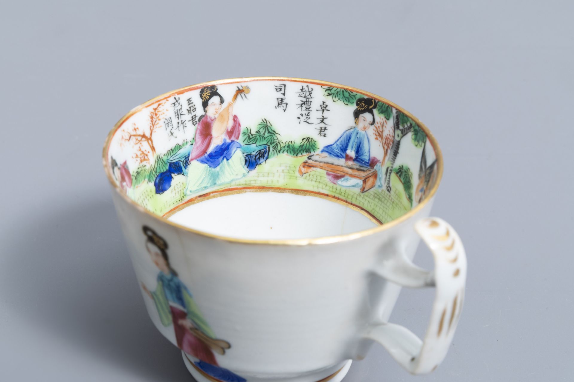 A Chinese Imari style charger with floral design and two famille rose saucers and a cup, 18th/19th C - Image 14 of 14