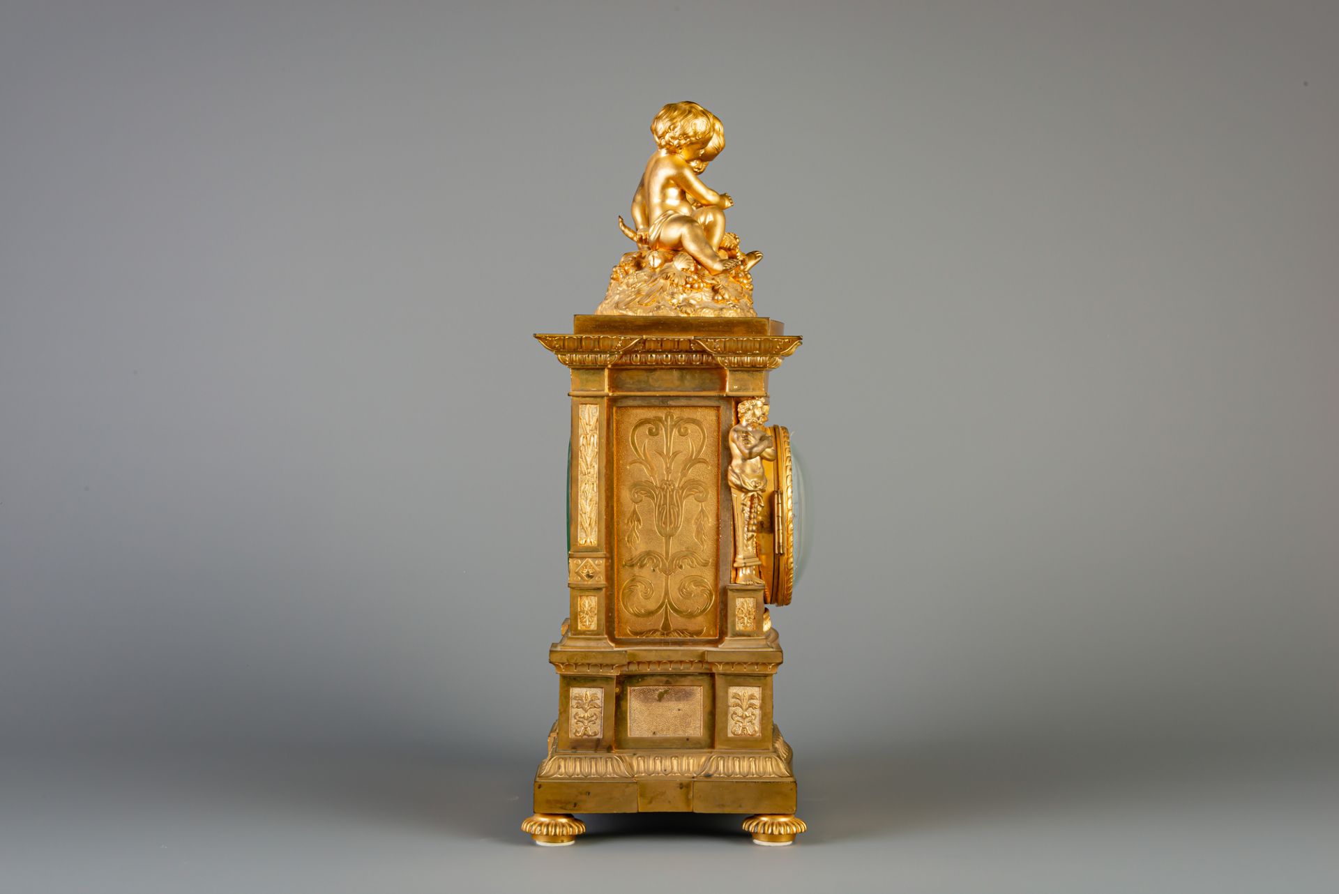 A gilt bronze mantel clock crowned with two putti and a lizard, France, 19th C. - Image 4 of 6