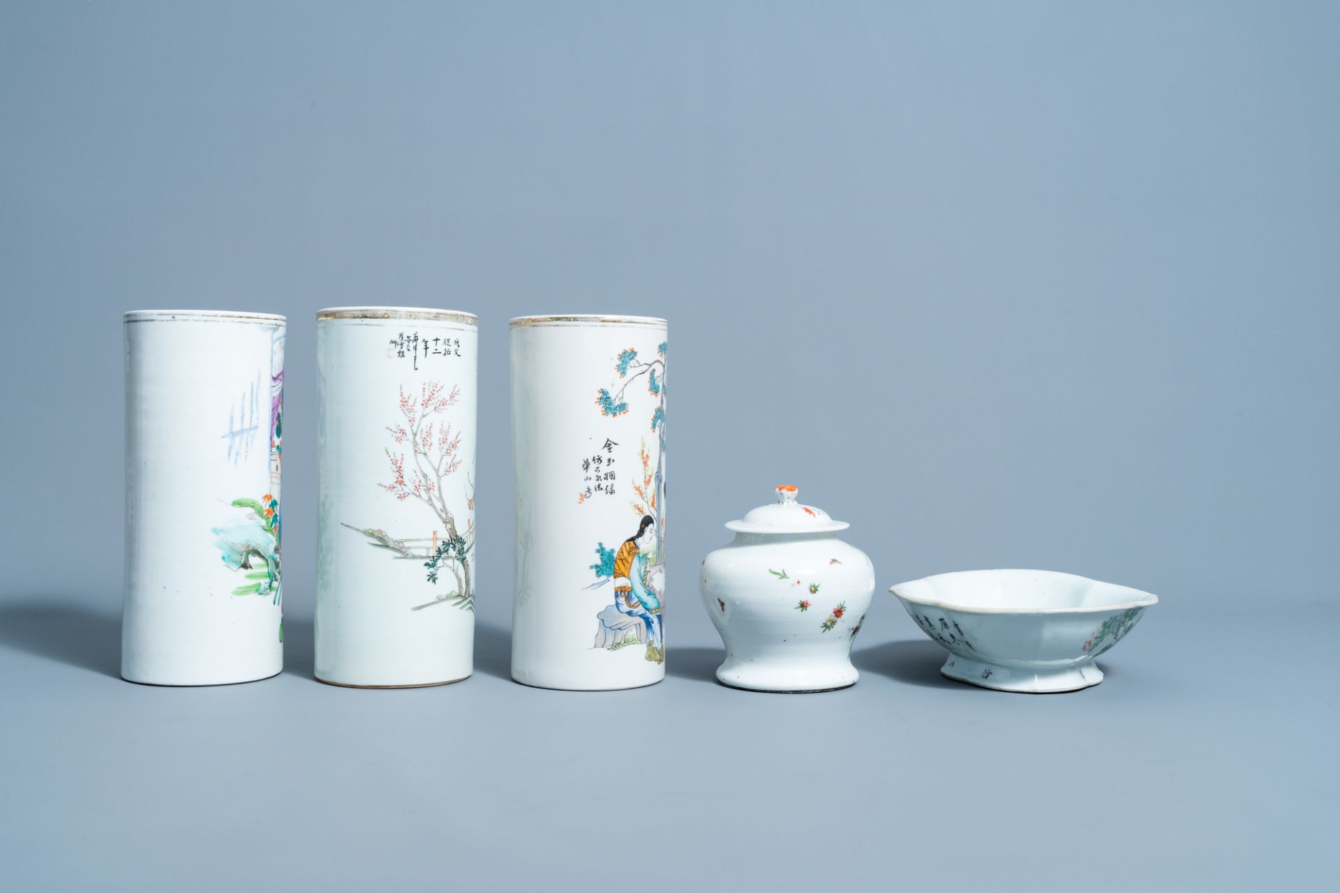 A varied collection of Chinese qianjiang cai and famille rose porcelain, 19th/20th C. - Image 6 of 8