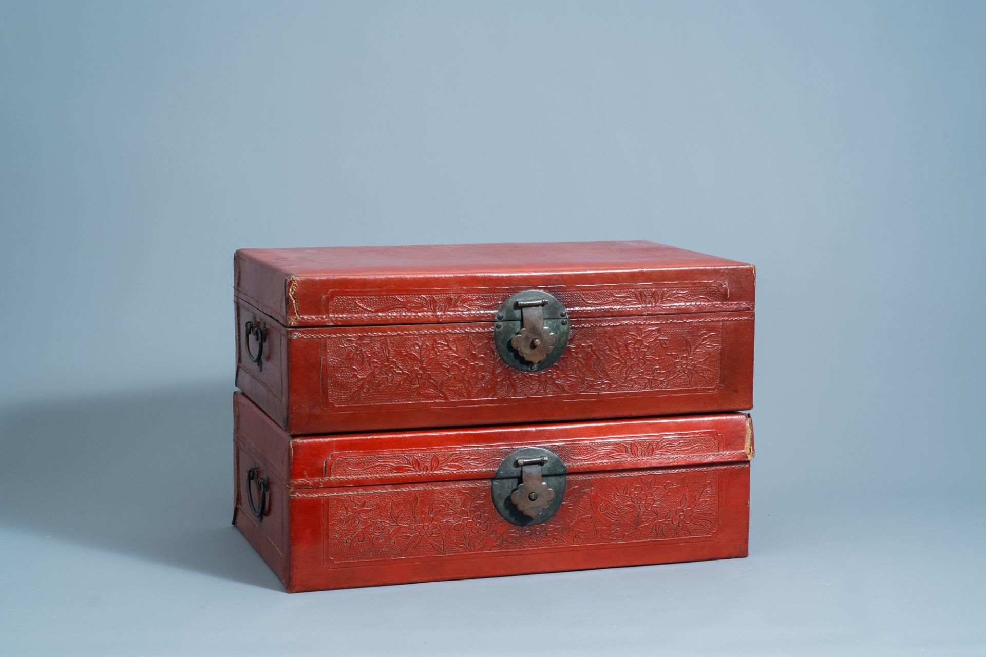 A pair of Chinese partly red lacquered leather travel trunks with floral design, 20th C - Image 2 of 13