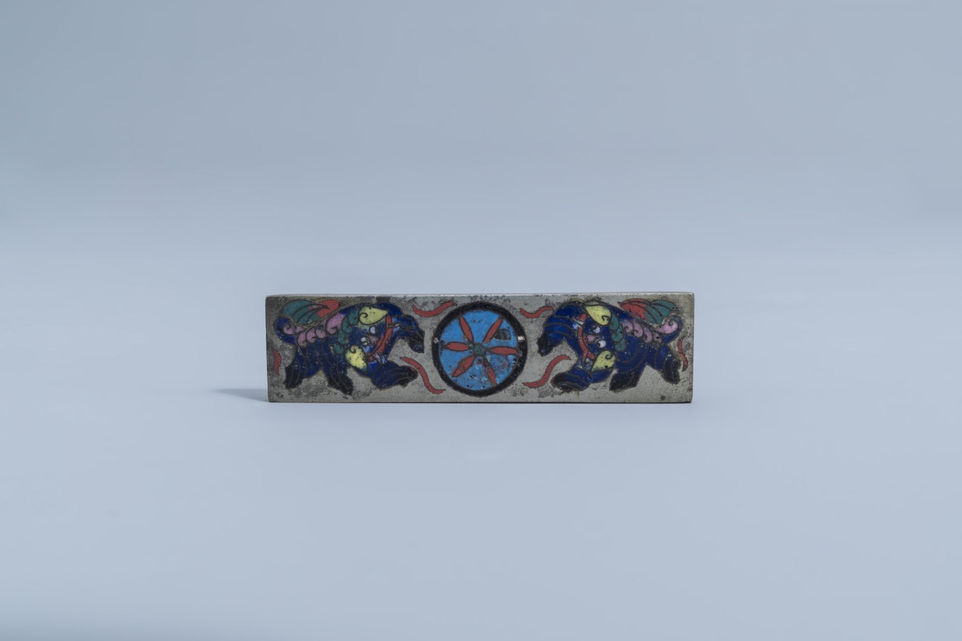 A Chinese cloisonne 'dragons' bowl, an enamel caucer with floral design and two small cloisonne scro - Image 10 of 15