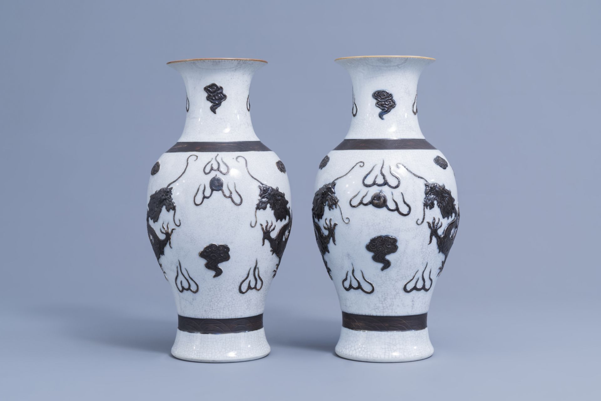 A pair of Chinese Nanking crackle 'dragon' vases & a pair of famille rose hat stands, 19th/20th C. - Image 8 of 13