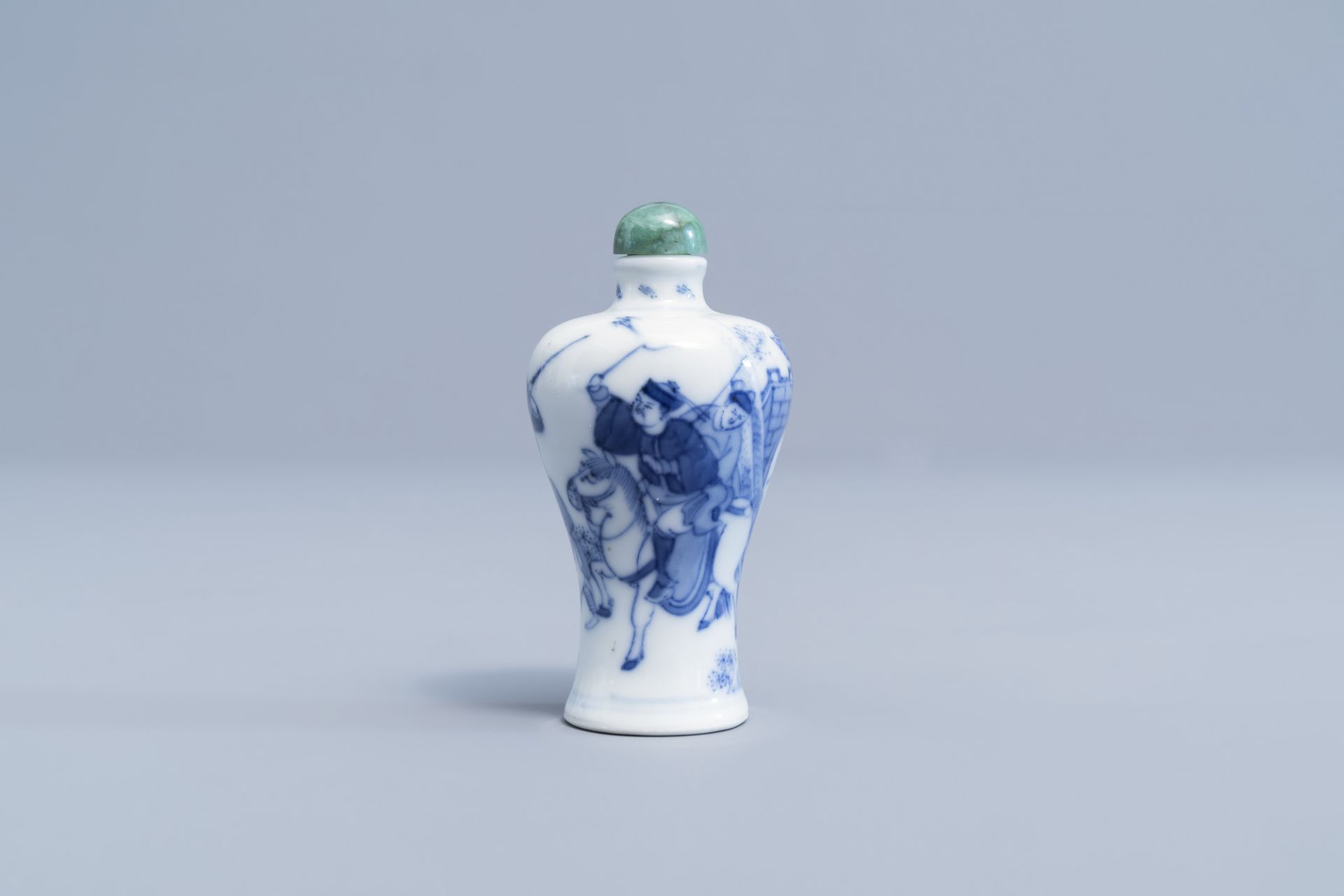 A Chinese blue and white snuff bottle with soldiers near a fortress, 19th C - Image 2 of 9