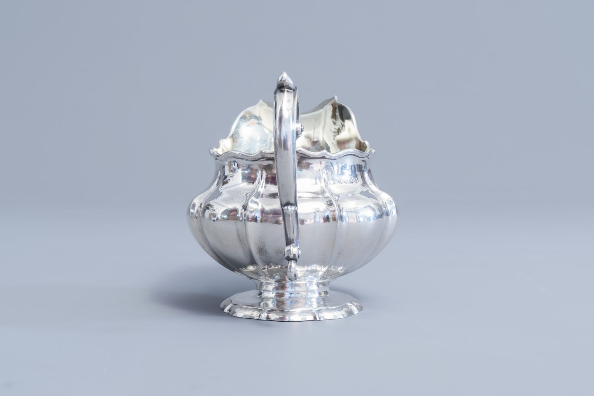 An English silver sauce boat, London, maker's mark W.B., 925/000, dated 1833 - Image 3 of 9