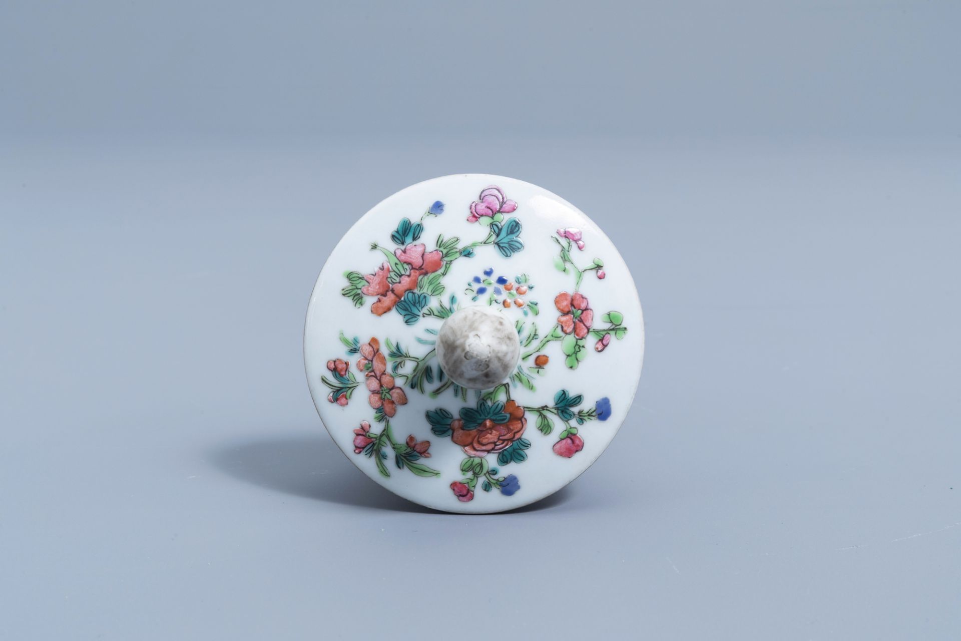 A Chinese famille rose jar and cover with figurative design and a blue ground 'dragon' jar, 19th C. - Image 8 of 9