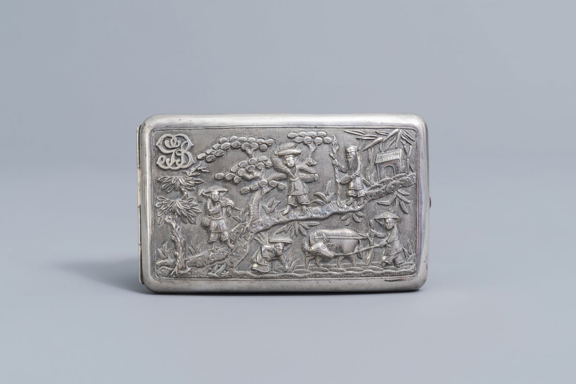 A Chinese silver cigarette box with figures in a landscape and monogram 'GB', 19th/20th C. - Image 2 of 8