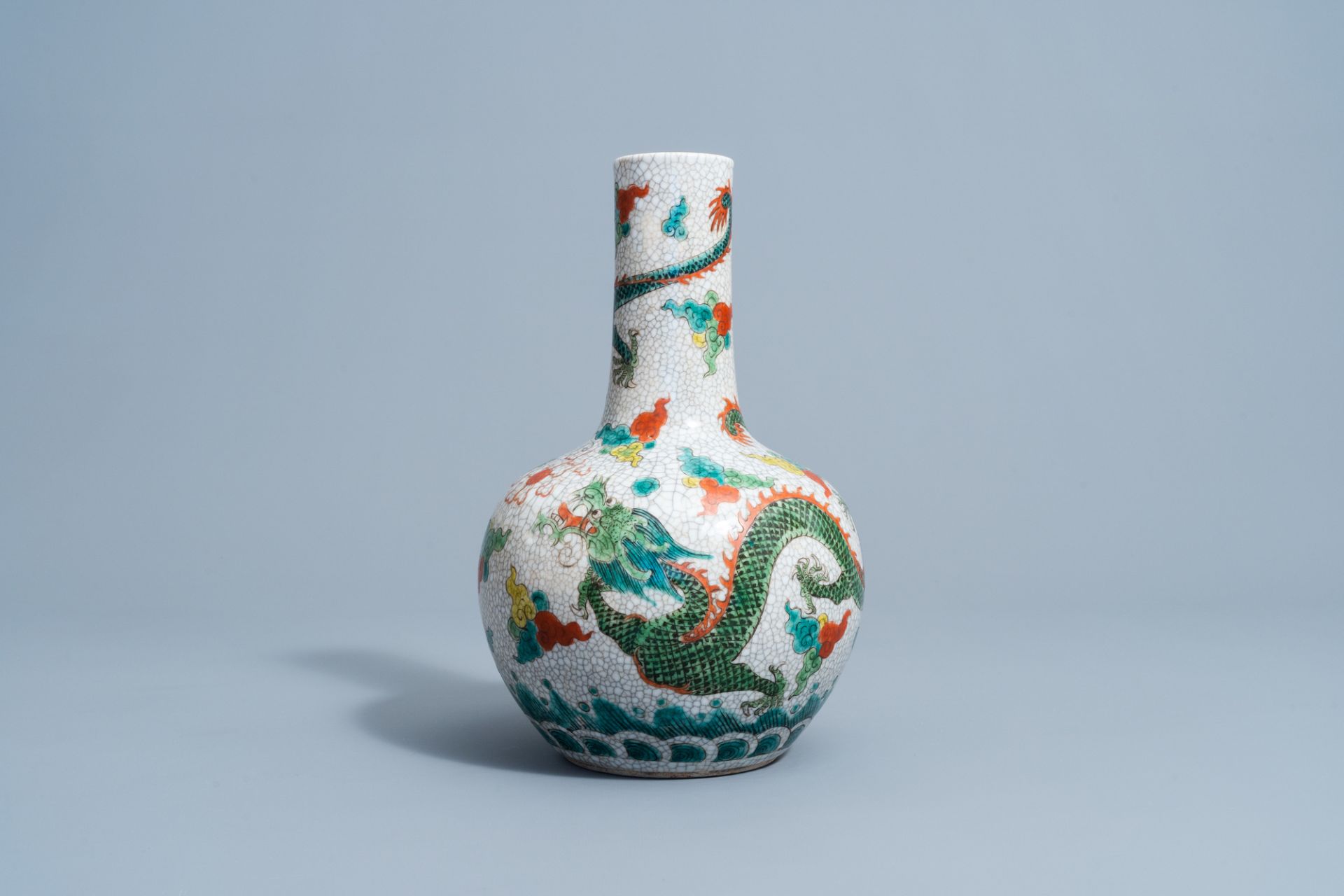 A Chinese Nanking famille verte crackled glazed tianqiu ping 'dragon' vase, 19th C.